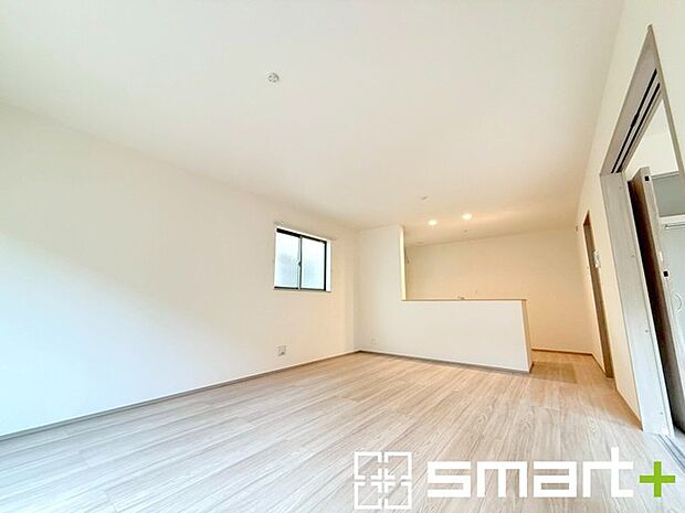 ~明るいLDK~ ・ご家族でゆったり寛げる広々リビングは、大きな窓からたっぷりの陽光が差し込む明るい空間。 ・出来立てのお料理を運ぶのにも、後片付けもラクラクのカウンターキッチン。