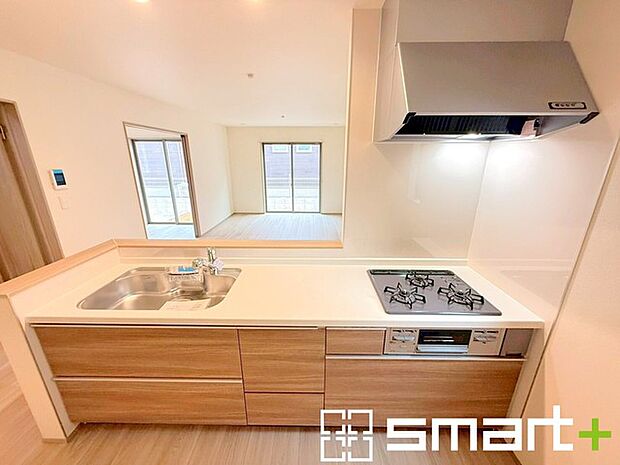 ~人気のカウンターキッチン~ ・キッチンには余計な柱が無いので、リビングが見渡せ開放感のある造りとなっております。 ・蛇口には浄水器が内蔵されるなど機能面でも優れたキッチンです。