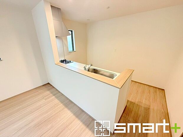 ~使い勝手の良いシステムキッチン~ ・料理がしやすい設計のキッチンでお料理もはかどりますね。 ・もちろんキッチン下部は収納になっておりますので、フライパンなども収納可能です。