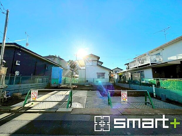 〜ベタ基礎でしっかりとした土台〜 ・コンクリートの中に鉄筋を配し強度を高めた「ベタ基礎」を採用。 ・しっかりとした土台を造ったうえで、その上に建物が築造されていきます。 