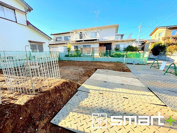 〜閑静な住宅街の立地〜 ・周辺は閑静な住宅街となっておりますので、静かな暮らしをご実現いただけます。 ・前面道路の交通量も多くないので、小さなお子様がいるご家庭でもご安心ですね。 