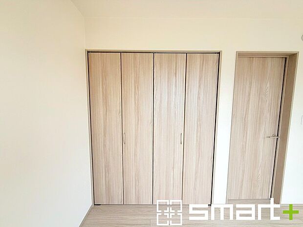 ~収納豊富な洋室~ ・各居室に備え付けの収納をご用意。タンスなどを置く場合と比べ出っ張らないので部屋の中を有効のご活用いただけます。 ・収納の広さなどぜひ現地でご確認くださいませ。