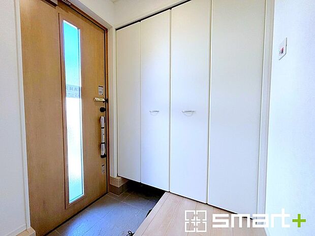 〜穏やかな陽の入る玄関〜 ・玄関ドアのガラス部分に窓を設ける事で穏やかな陽の入る玄関に。 ・ご家族やご来客を明るい空間で出迎えてくれます。 