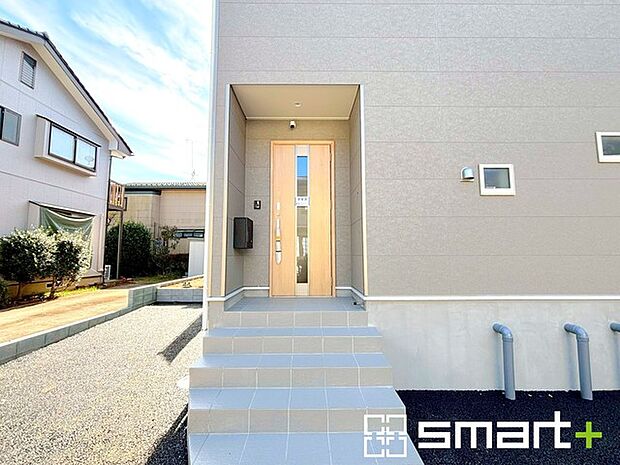 〜お住まいの顔「玄関」〜 ・玄関ドアの上にはもちろん軒がございますので、雨の日でも濡れずに鍵の開閉が可能です。 ・鍵は防犯性に優れたディンプルキーを採用。 