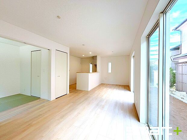 〜穏やかな陽の入るＬＤＫ〜 ・大きな窓のあるＬＤＫは陽当りも良好で明るい空間となっております。 ・ご家族団らんなど過ごす時間の多いＬＤＫが明るいのは嬉しいポイントですね。 