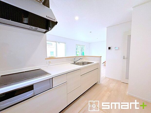 〜使い勝手の良いシステムキッチン〜 ・料理がしやすい設計のキッチンでお料理もはかどりますね。 ・もちろんキッチン下部は収納になっておりますので、フライパンなども収納可能です。 