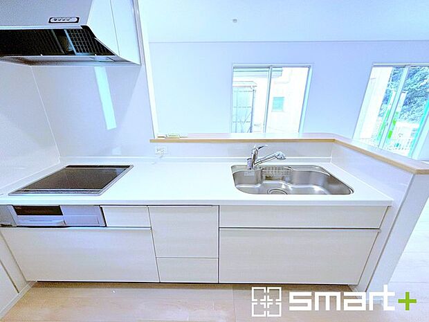 〜人気のカウンターキッチン〜 ・キッチンには余計な柱が無いので、リビングが見渡せ開放感のある造りとなっております。 ・蛇口には浄水器が内蔵されるなど機能面でも優れたキッチンです。 