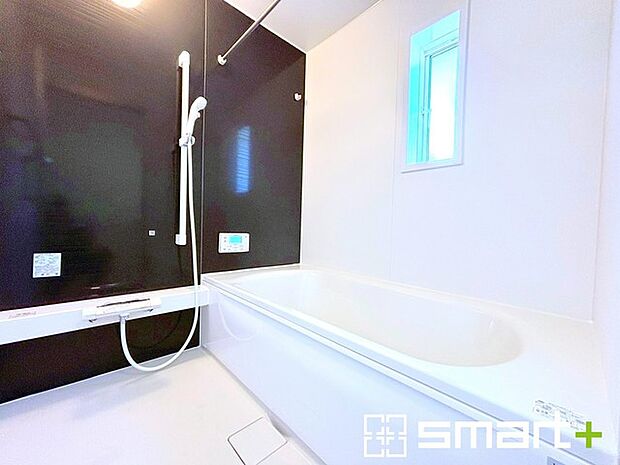 〜暖房乾燥機付きの浴室〜 ・ヒートショック対策にもなる浴室暖房を標準装備。冬場でも暖かくしてからご入浴が可能です。 ・もちろん乾燥機も付いておりますので、雨の日でも洗濯物を干せますよ。 