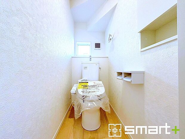 〜埋め込み式の収納〜 ・トイレットペーパーを収納できる埋め込み式のトイレ収納。 ・床に置かなくて済むので掃除も楽々です。 