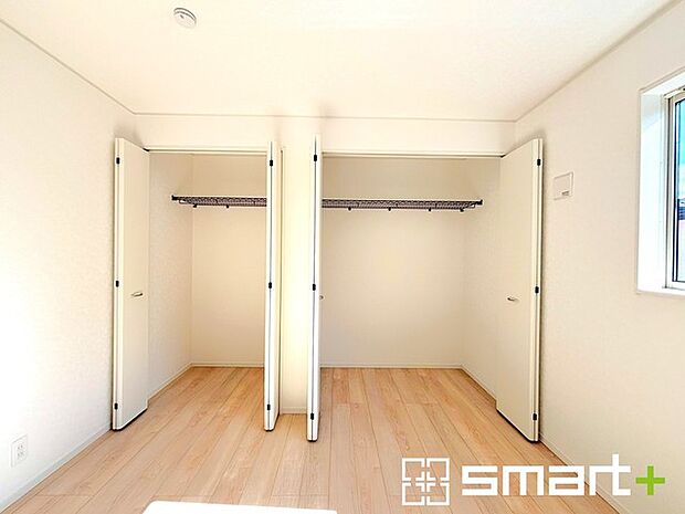 〜憧れのクローゼット〜 ・居室にクローゼットを設ける事で季節ものや趣味の用具などもスッキリと収納可能です。 ・ぜひ現地でその便利さをご体感くださいませ。 