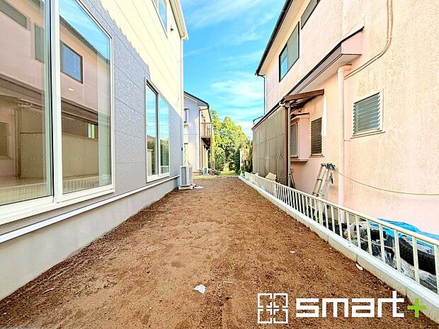 〜広々したお庭のある邸宅〜 ・余裕の敷地には広いお庭もご用意。 ・ガーデニングや安らぎの空間として、倉庫を置いたりと様々な活用が可能です。 ・人工芝の敷設などもお気軽にご相談くださいませ。 