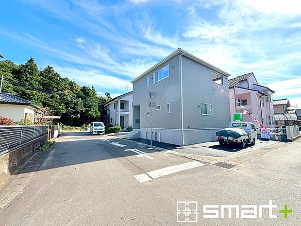 〜開放感ある角地のお住まい〜 ・2方向が空く事で開放感のある角地に位置しております。 ・窮屈な感じが無く、ゆったりと暮らせるこの魅力をぜひ現地でご体感くださいませ。 