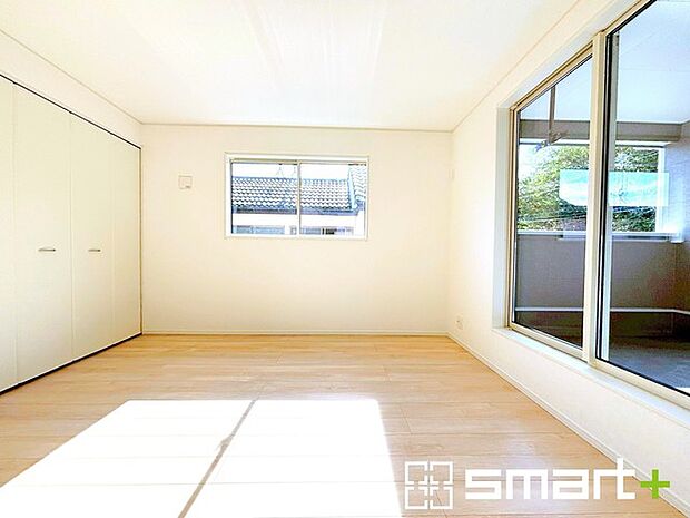 〜2面採光の明るいお部屋〜 ・洋室は2面採光とする事で穏やかな陽の入る明るい空間となっております。 ・くつろぎのプライベート時間を明るい空間で穏やかにお過ごしいただけます。 