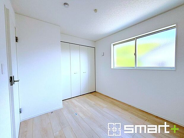 〜収納豊富な洋室〜 ・各居室に備え付けの収納をご用意。タンスなどを置く場合と比べ出っ張らないので部屋の中を有効のご活用いただけます。 ・収納の広さなどぜひ現地でご確認くださいませ。 