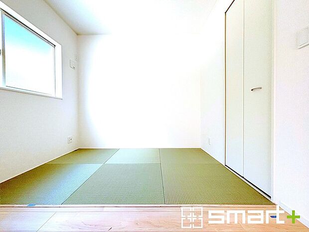 〜「和みの部屋」和室をご用意〜 ・ゴロンと寝転がったり、お子様のいるご家庭ではお子様を寝かしつけたり、などご活用いただける和室をご用意。 ・やはり畳の香りは心が落ち着きますね。 