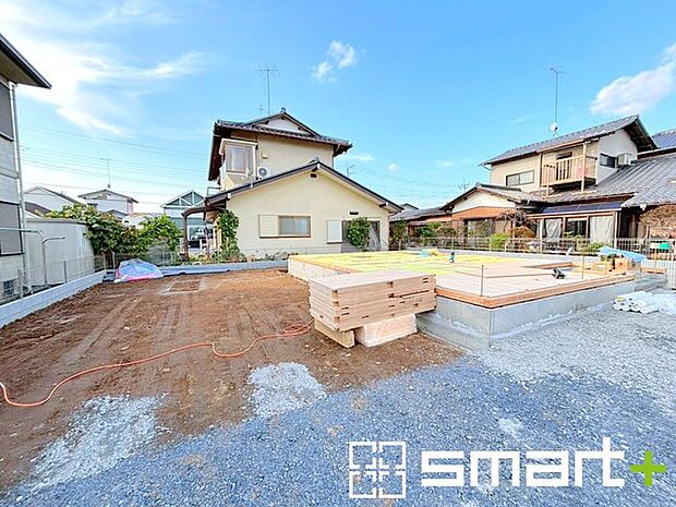 〜ベタ基礎でしっかりとした土台〜 ・コンクリートの中に鉄筋を配し強度を高めた「ベタ基礎」を採用。 ・しっかりとした土台を造ったうえで、その上に建物が築造されていきます。