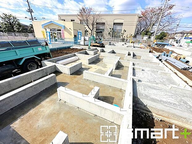 〜ベタ基礎でしっかりとした土台〜 ・コンクリートの中に鉄筋を配し強度を高めた「ベタ基礎」を採用。 ・しっかりとした土台を造ったうえで、その上に建物が築造されていきます。 