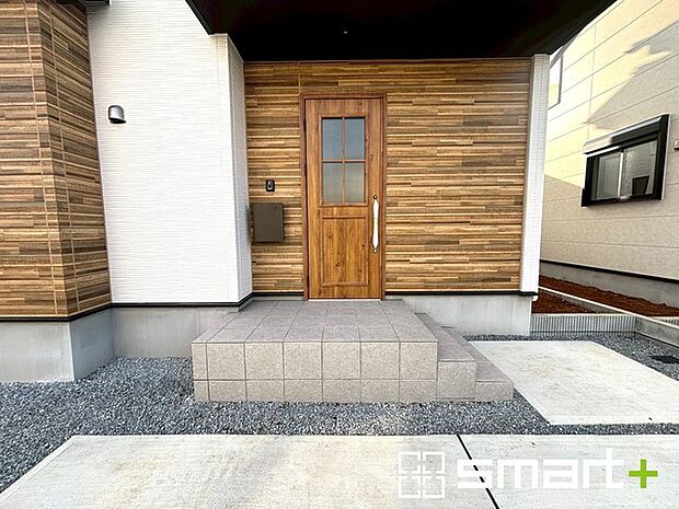 ~お住まいの顔「玄関」~ ・玄関ドアの上にはもちろん軒がございますので、雨の日でも濡れずに鍵の開閉が可能です。 ・鍵は防犯性に優れたディンプルキーを採用。