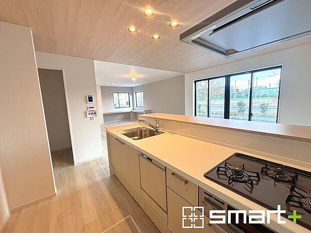 ~使い勝手の良いシステムキッチン~ ・料理がしやすい設計のキッチンでお料理もはかどりますね。 ・もちろんキッチン下部は収納になっておりますので、フライパンなども収納可能です。