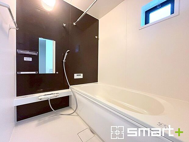 〜暖房乾燥機付きの浴室〜 ・ヒートショック対策にもなる浴室暖房を標準装備。冬場でも暖かくしてからご入浴が可能です。 ・もちろん乾燥機も付いておりますので、雨の日でも洗濯物を干せますよ。 