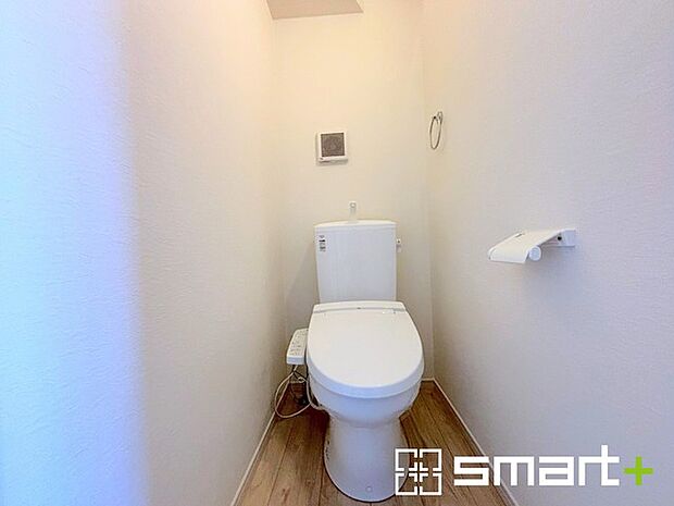 ~やはり便利なタンク式トイレ~ ・最近はタンクレストイレもございますが、タンク式の場合は停電時もお水を流すことが可能。 ・故障時なども比較的費用が安くなるなど、メリットが多くなります。