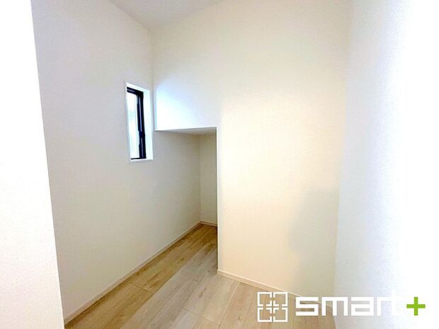 ~リネンスペースをご用意~ ・ご要望をいただいても意外と少ない「リネンスペース」のあるお住まい。 ・タオルや洗剤など様々なものをスッキリ収納可能。現地でぜひご確認くださいませ。