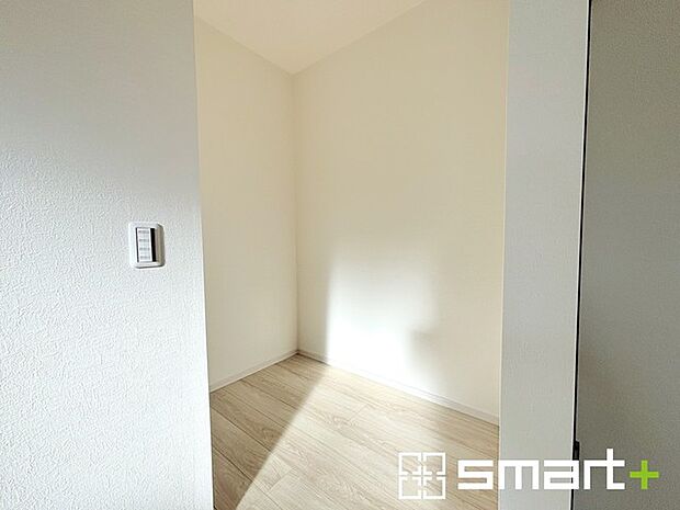 〜本格的な広さのウォークイン〜 ・しっかりとした広さのウォークインクローゼットを設けた仕様。 ・よくある小さめのウォークインは実際には収納力弱めですが、これだけ大きいと十分な収納力です。 