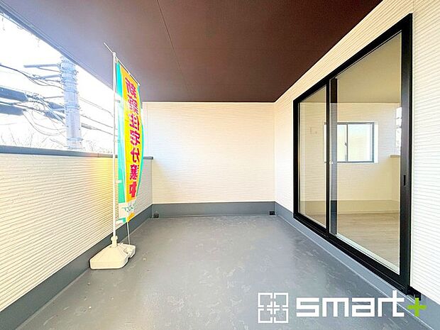 ~屋根付きのバルコニー~ ・バルコニーは屋根付きなので急な雨でも安心です。 ・奥行きもあるので洗濯物が干しやすいのも嬉しいポイントですね。