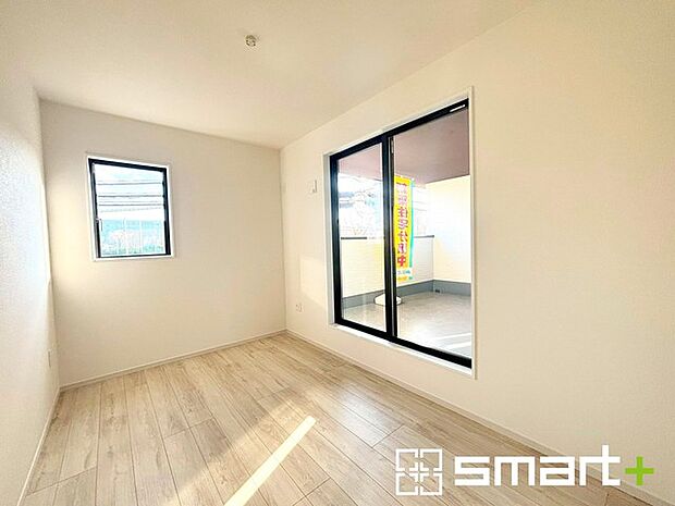 〜自然な風合いの洋室〜 ・ナチュラルな色彩で纏められた洋室は家具のコーディネートもしやすくなっております。 ・どんな家具にするか考えるだけでも楽しくなってきますね。 