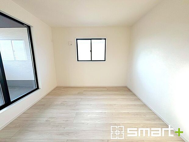 〜オプション施行もお任せください〜 ・フローリングの変色など劣化を軽減し、水をこぼした場合などにも防いでくれるフロアコーテイングが人気となっております。 ・オプション施行もお任せください。 