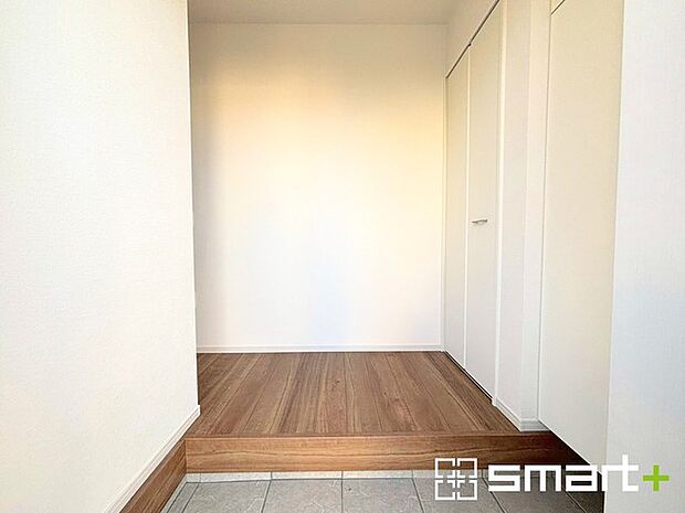 ~十分な容量のシューズボックス~ ・備え付けのシューズボックスは充分な容量を確保。 ・より大型のものへのご変更などご希望の方もお気軽にご相談くださいませ。