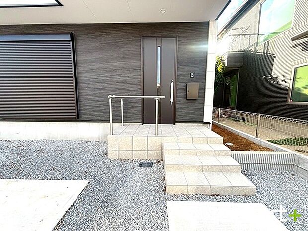~お住まいの顔「玄関」~ ・玄関ドアの上にはもちろん軒がございますので、雨の日でも濡れずに鍵の開閉が可能です。 ・鍵は防犯性に優れたディンプルキーを採用。