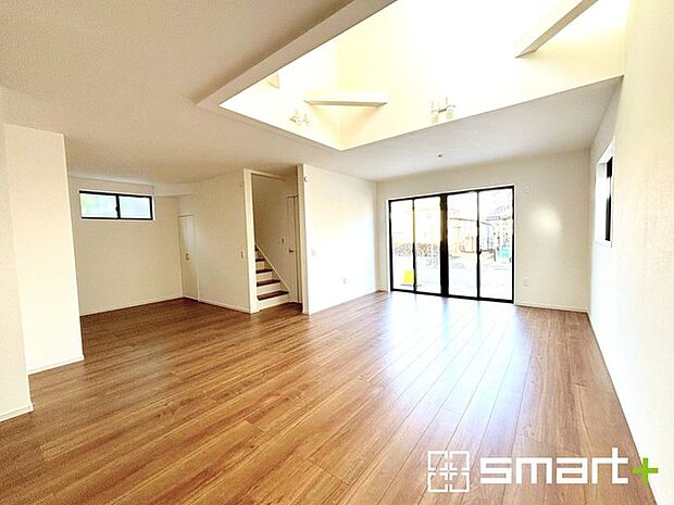 〜余裕の空間が広がるＬＤＫ〜 ・23.4帖あるＬＤＫはご家族団らんのお時間を余裕の広さで演出してくれます。 ・ご内覧の際は家具の配置などもイメージしながらご覧くださいませ。 