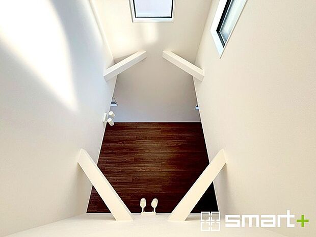 〜吹抜けのあるＬＤＫ〜 ・ＬＤＫに吹抜けを配する事で縦への空間が生まれ、開放感のある広々とした仕様に。 ・ご来客の際なども自慢できるような高級仕様のＬＤＫとなっております。 