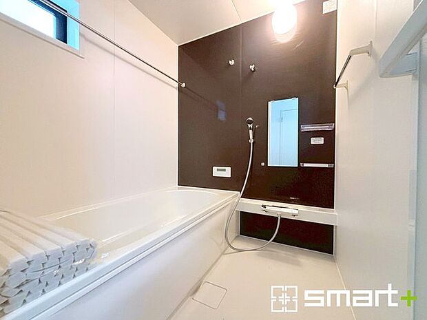 ～暖房乾燥機付きの浴室～ ・ヒートショック対策にもなる浴室暖房を標準装備。冬場でも暖かくしてからご入浴が可能です。 ・もちろん乾燥機も付いておりますので、雨の日でも洗濯物を干せますよ。 