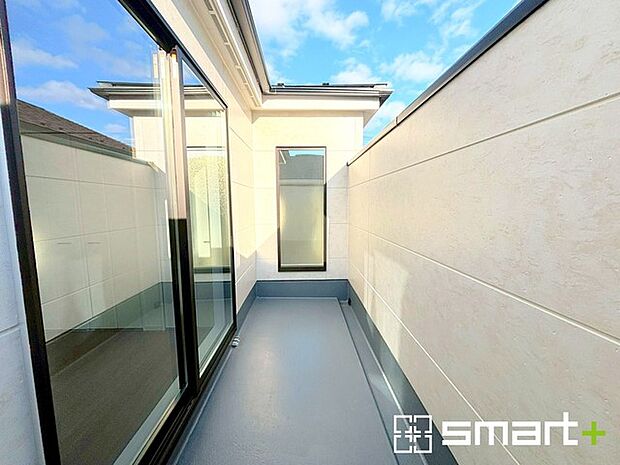 ~洗濯物も干しやすいバルコニー~ ・バルコニーには物干し竿受けが標準装備されております。 ・テラス屋根等のオプションもお気軽にご相談くださいませ。