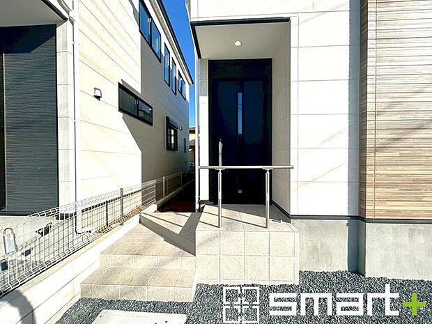 〜お住まいの顔「玄関」〜 ・玄関ドアの上にはもちろん軒がございますので、雨の日でも濡れずに鍵の開閉が可能です。 ・鍵は防犯性に優れたディンプルキーを採用。 