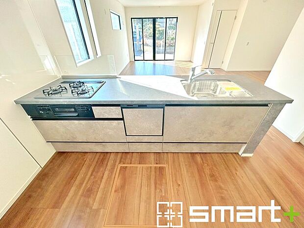 〜食器洗浄機を標準装備〜 ・キッチンにはビルトインタイプの食器洗浄機を標準装備。 ・家事にかける時間を削減でき、「自分時間」を増やすことができる嬉しいアイテムです。 