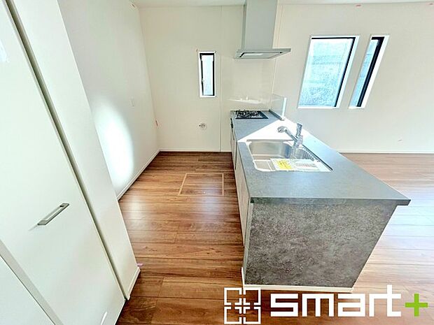 〜人気のカウンターキッチン〜 ・キッチンには余計な柱が無いので、リビングが見渡せ開放感のある造りとなっております。 ・蛇口には浄水器が内蔵されるなど機能面でも優れたキッチンです。 