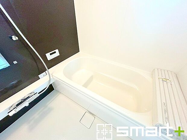 ~暖房乾燥機付きの浴室~ ・ヒートショック対策にもなる浴室暖房を標準装備。冬場でも暖かくしてからご入浴が可能です。 ・もちろん乾燥機も付いておりますので、雨の日でも洗濯物を干せますよ。