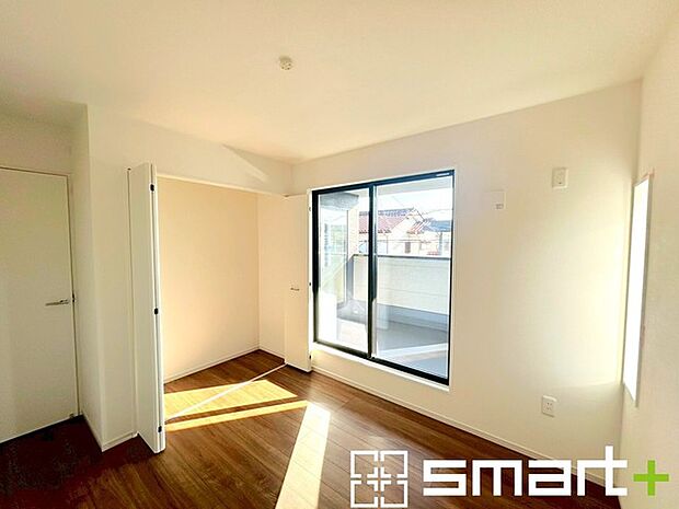 ~クローゼットのあるお部屋~ ・人気のクローゼットをご用意。季節物や趣味の道具などもスッキリと収納が可能です。 ・最近流行りの収納術などもぜひご活用くださいませ。