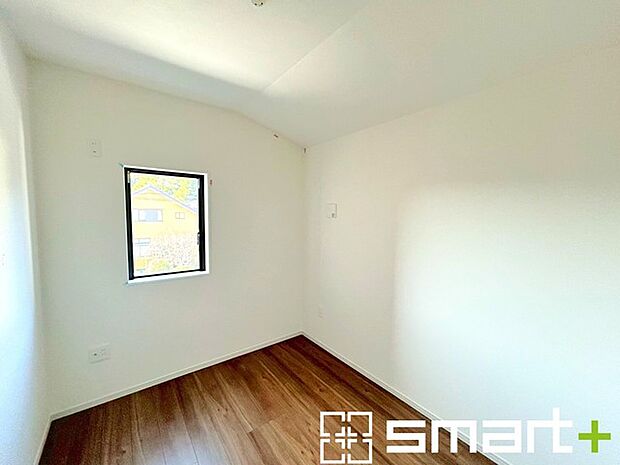 ~オプション施行もお任せください~ ・フローリングの変色など劣化を軽減し、水をこぼした場合などにも防いでくれるフロアコーテイングが人気となっております。 ・オプション施行もお任せください。