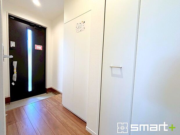 〜穏やかな陽が入る玄関〜 ・玄関ドアにガラス部分を設ける事で穏やかな陽の入る玄関になります。 ・備え付けのシューズボックスはたっぷりしまえて玄関がスッキリ片付きますね。 