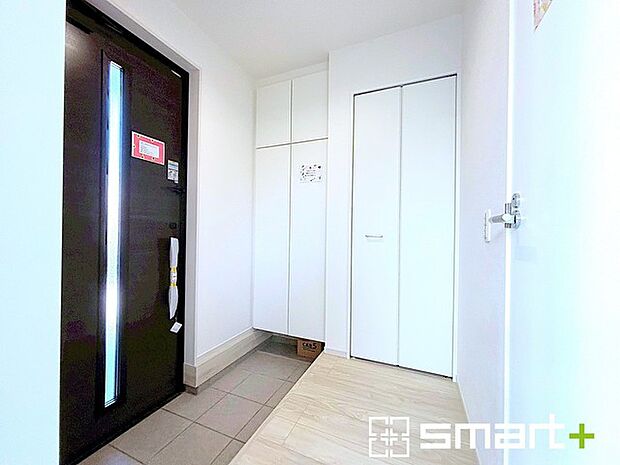 〜穏やかな陽が入る玄関〜 ・玄関ドアにガラス部分を設ける事で穏やかな陽の入る玄関になります。 ・備え付けのシューズボックスはたっぷりしまえて玄関がスッキリ片付きますね。