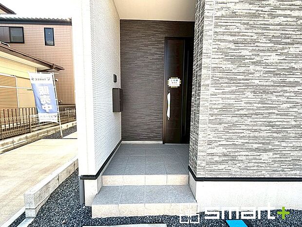 ~お住まいの顔「玄関」~ ・玄関ドアの上にはもちろん軒がございますので、雨の日でも濡れずに鍵の開閉が可能です。 ・鍵は防犯性に優れたディンプルキーを採用。