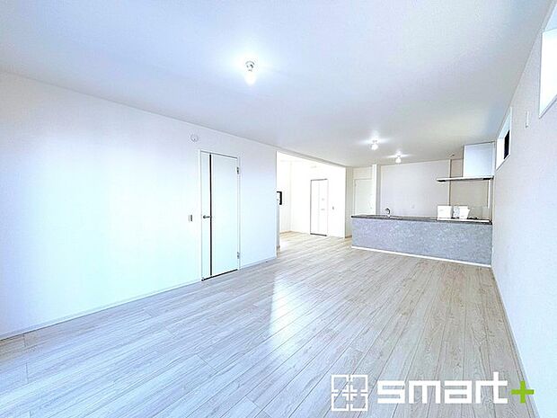 〜余裕の空間が広がるＬＤＫ〜 ・22.7帖あるＬＤＫはご家族団らんのお時間を余裕の広さで演出してくれます。 ・ご内覧の際は家具の配置などもイメージしながらご覧くださいませ。