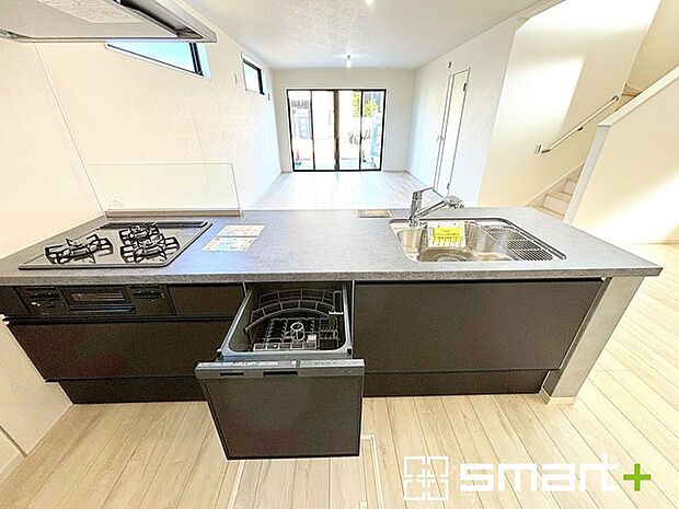 ~食器洗浄機を標準装備~ ・キッチンにはビルトインタイプの食器洗浄機を標準装備。 ・家事にかける時間を削減でき、「自分時間」を増やすことができる嬉しいアイテムです。