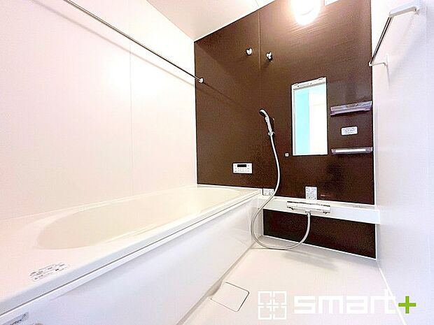 〜暖房乾燥機付きの浴室〜 ・ヒートショック対策にもなる浴室暖房を標準装備。冬場でも暖かくしてからご入浴が可能です。 ・もちろん乾燥機も付いておりますので、雨の日でも洗濯物を干せますよ。 