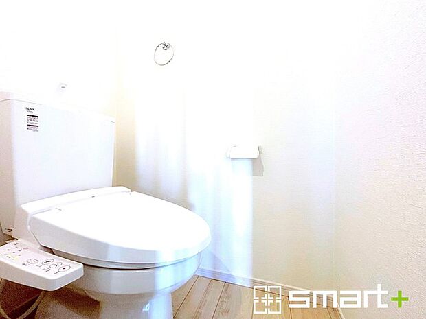 〜やはり便利なタンク式トイレ〜 ・最近はタンクレストイレもございますが、タンク式の場合は停電時もお水を流すことが可能。 ・故障時なども比較的費用が安くなるなど、メリットが多くなります。 