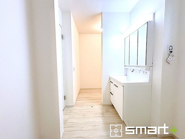 ~余裕のある広さの洗面スペース~ ・洗面スペースを大きめに取る事でリネン置場などにも困らず、洗濯なども楽々行っていただけます。 ・洗面が広い物件は意外と少ないので、ぜひご覧くださいませ。